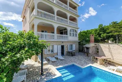 Appartement de vacances avec piscine dans quartier calme