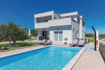 Image de Superbe maison à Zaton avec WiFi