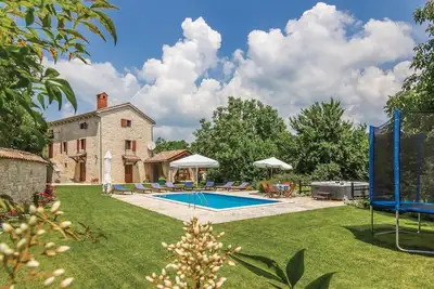 Image de Belle maison à Basici avec jacuzzi