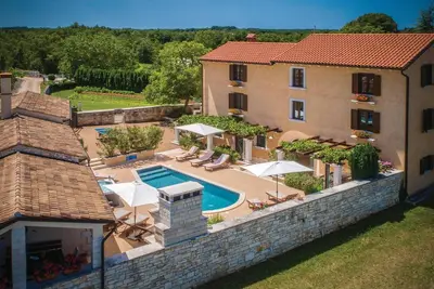 Image de Belle maison Ă Tinjan avec WiFi