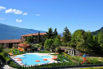 Image de Appartement d´hôtel avec piscine et balcon avec vue latérale sur le lac