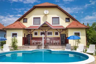 Maison de vacances dans un endroit calme près de la plage avec piscine et barbecue