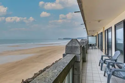 Image de Appartement moderne en bord de mer avec balcon et parking