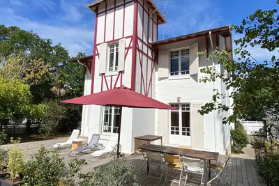 Image de Superbe Villa Spacieuse avec Jardin et Pétanque, Idéale pour Familles à Arcachon