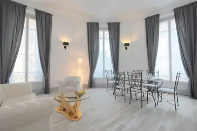 Image de 5 min Ă pieds de la mer, de la croisette et du palais des festivals