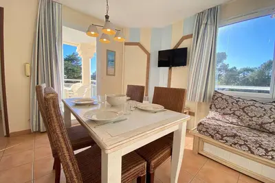 Image de Appartement T2 avec Piscine à 300m de la Plage – 3 Couchages, Parking et Balcon Meublé