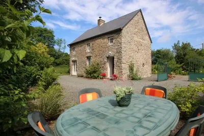 Image de Maison en pierre avec cour privée, proche des plages, calme et confort avec Wifi et poêle à bois