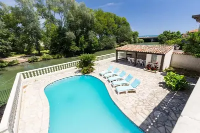 Image de Villa pieds dans l'eau (Rivière et Mer! )
