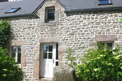 Image de Gîte chaleureux avec jardin privé, proche de la mer et de la Vallée des Moulins, idéal pour familles.