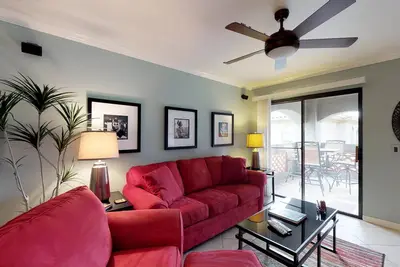 Image de Condo moderne avec piscine partagée, bain à remous et Wi-Fi gratuit - golf sur place!