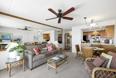 Image de Profitez d'une vue partielle sur l'océan. 1 bd / 1ba peut accueillir 4 personnes. Kihei Akahi à South Kihei. D-608