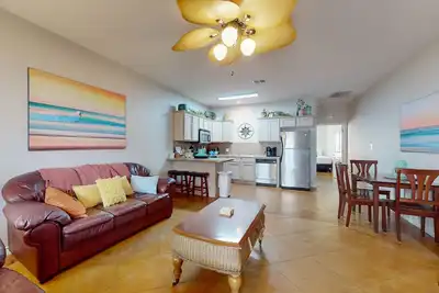 Image de Townhome confortable w / piscine partagée! Près de la plage! Conviviale et familiale!