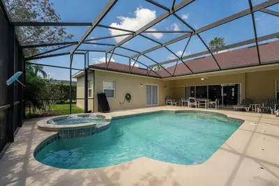 Lumineux, spacieux 3 chambres, 3 salles de bain piscine maison avec spa et salle de jeux