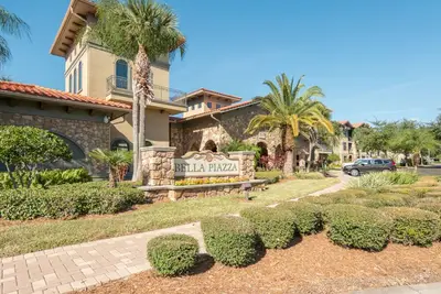 Condo confortable avec meubles personnalisés 2 chambres et canapé-lit! Près de Disney