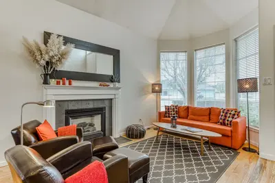 Image de Moderne, maison chien-friendly w \/ bain à remous privé - 3 pâtés de maisons de la plage