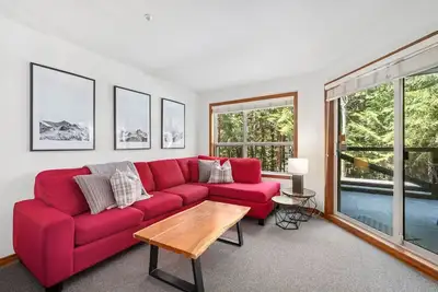 Image de Appartement Slope Side avec piscine et bain à remous par Harmony Whistler