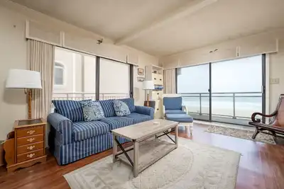 Image de Condo bord de l'océan de deux chambres, à seulement deux pâtés de maisons de la promenade!