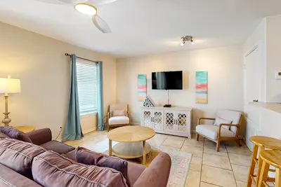 Image de Condo pour chiens avec piscine partagée et Wi-Fi gratuit - à pied de la plage!