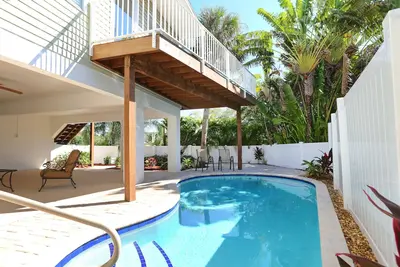 Image de Cuddlefish Cove - Retraite de plage sur Marina Drive.