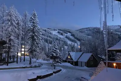 3 chambres 2. 5 salles de bain Condo de ski au large de Hailey's Run sur Whitefish Mountain!