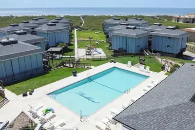 Image de Charmant condo avec une vue magnifique! Piscine chaufee