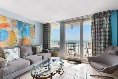Image de Condo cosy en bord de mer avec piscine partagée, bain à remous, salle de jeux et salle de sport