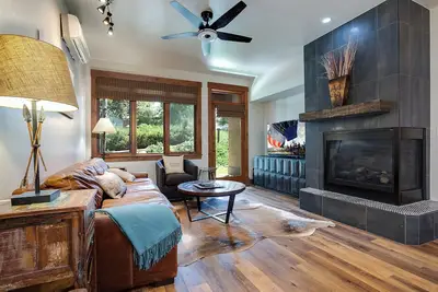 Image de True Mountain Condo! Climatisation à l'heure d'été! Beau décor Tl2106