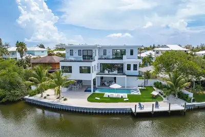 Image de Plumfish - Un magnifique chalet au bord de l’eau, niché entre les mangroves, surplombant le hamac Bayou. <br><br><br><br><br><br><br>Wifi gratuit