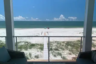 Image de Nouveau, Gulf Front Beach House avec concept Ă aire ouverte, ascenseur et promenade de 220 pi.