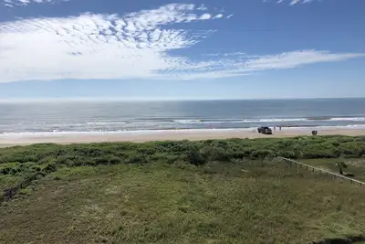 Image de Large Upscale Beachfront est prêt pour votre arrivée.