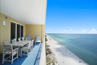 Image de Tropic Winds Luxury Beach Front Condo! 6 couchages, service de plage, Wi-Fi!