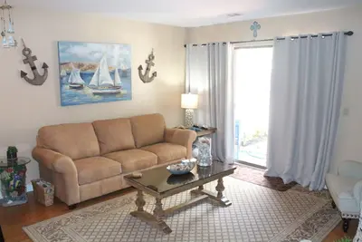 Image de Magnifique condo avec cours privées; seulement 5 min. à pied de la plage et de la place Coligny