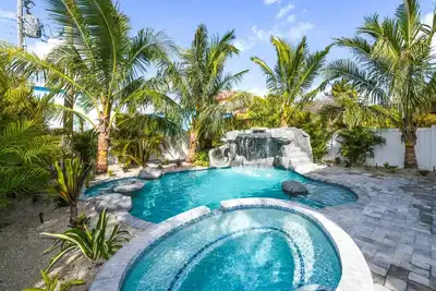 Image de Maison de 7 chambres à coucher avec Waterslide. Piscine chaufee. Spa. Sleeps 23 dans les lits. Marchez jusqu'à la plage et le village de Siesta Key. Gestionnaire de propriété inclus.