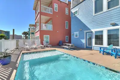 Image de Maison nouvellement construite! Piscine PRIVÉE!