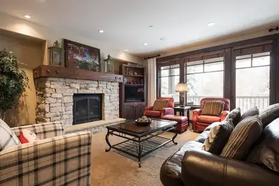 Image de Townhome de luxe de moyenne montagne avec chambre avec lits superposés
