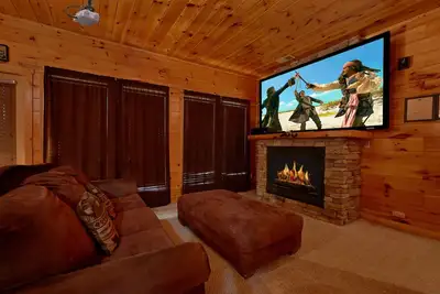 Image de 3 Roi Master Suites, Home Cinéma avec écran 8 pied et Standup Arcade Game