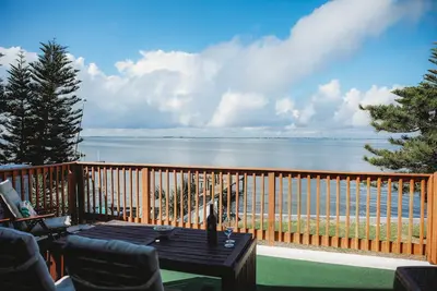 Image de Direct Riverfront avec une vue imprenable * Piscine partagée * 200m de la plage