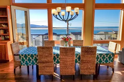 Image de Grande, moderne, maison avec vue sur l'océan avec bain chaud à quelques pas de la plage!