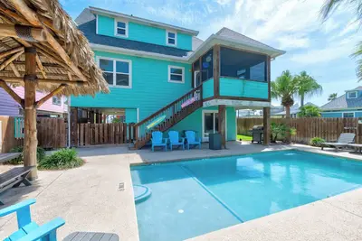 Image de Magnifique maison et à quelques pas de la plage! Piscine chaufee!