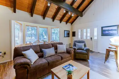 2 chambres à coucher avec mezzanine, air climatisé, foyer au gaz et bain à remous à pied du village - Deer10