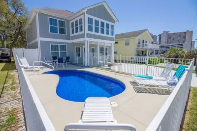 Image de Charmante maison de plage privée rénovée avec piscine privée! Plage, nager et se détendre!