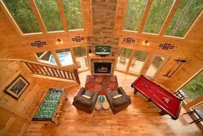 Image de Luxe 2 Chambre Gatlinburg Cabine avec 18 pieds de pluie douche!