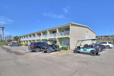 Image de 1 chambre 1 salle de bain condo rénové avec accès à la plage et à la piscine de la communauté!
