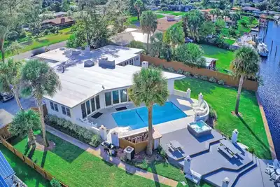 Image de Accueil Waterfront sur la baie! 20 couchages! Piscine CHAUFFÉE PRIVÉE / Hot Tub / Boat 4 Louer