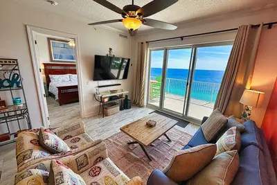Image de 2/2 étage Penthouse, vue sur la plage côtière sans fin! Service de plage gratuit!