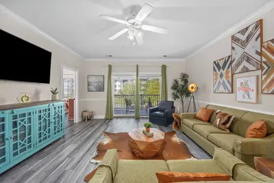 Image de Charmant condo avec vue sur le lac! Laveuse / sécheuse et WiFi Gratuit!