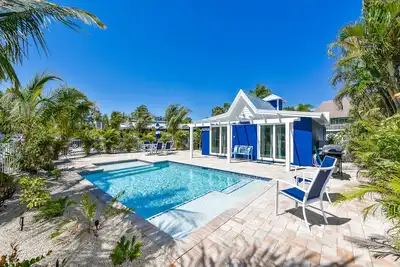 Image de Amazing Beach Cottage - 8 couchages dans les lits. Moins d'un bloc à la plage.