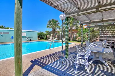 Image de Condo Waterfront w \/ terrasse, vue, piscine partagée, près des plages et Schlitterbahn!