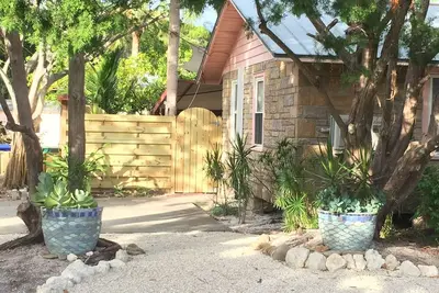Image de Bikini Top Cottage dans le village historique de Longboat Key