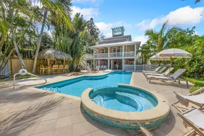 Image de Poisson Cerisier - Un décor époustouflant. Maison unique. Beaux jardins paysagers et piscine privée.